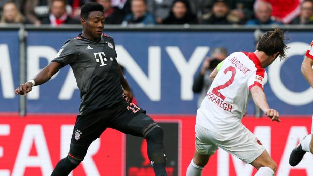 David Alaba im Spiel für Bayern München gegen einen Spieler des FC Augsburg.
