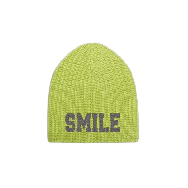 Eine hellgrüne Strickmütze mit dem Wort „SMILE“.