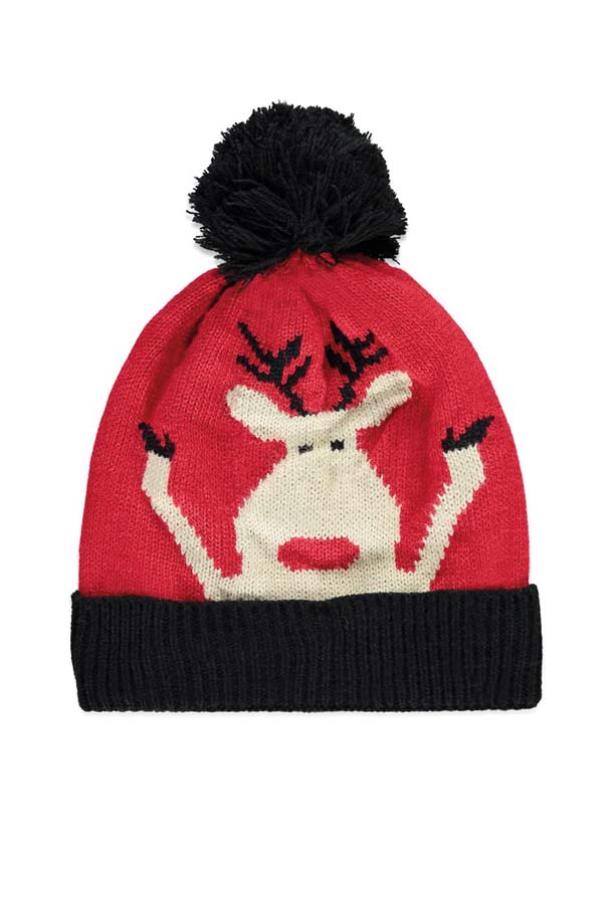 Eine rote Weihnachtsmütze mit einem Rentier und einer schwarzen Bommel.