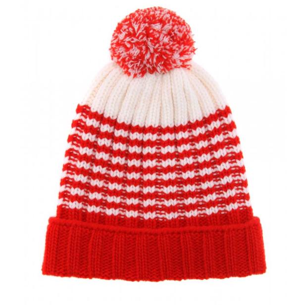 Eine rot-weiß gestreifte Strickmütze mit Bommel.