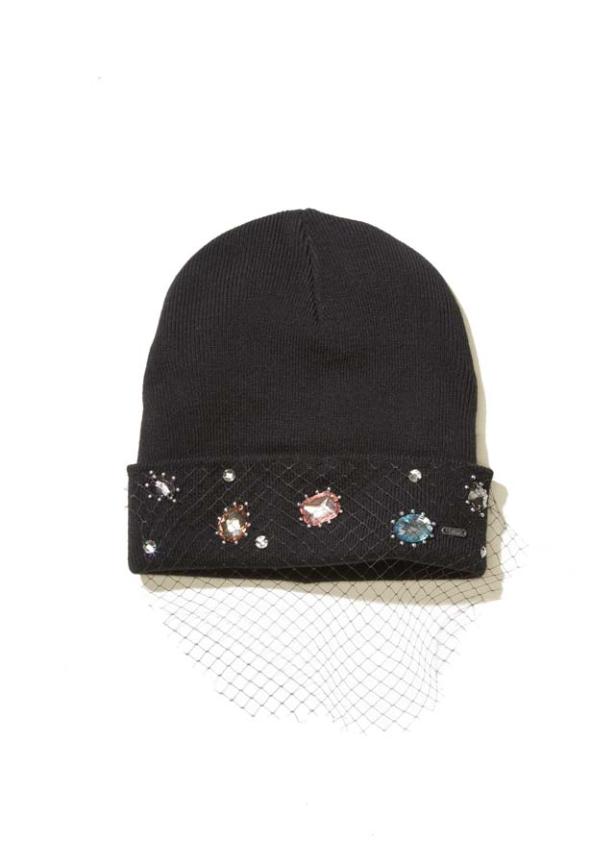 Eine schwarze Mütze mit Schmucksteinen und einem Schleiernetz.