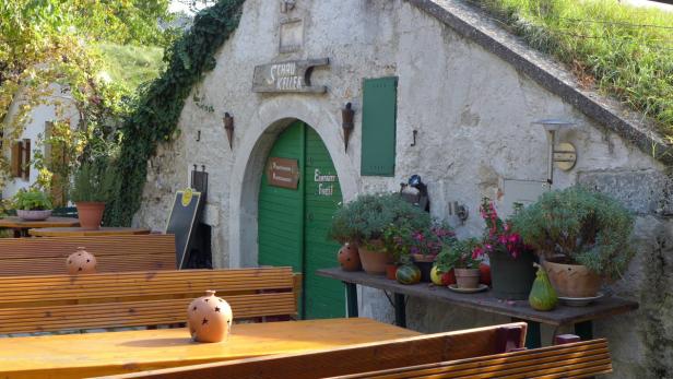 Einladender Schaukeller mit Tischen und Bänken im Freien.