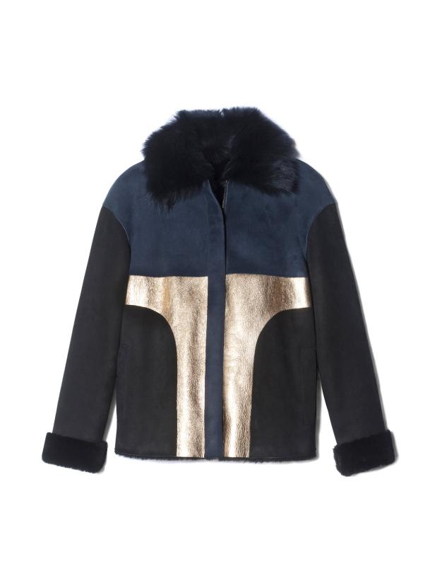 Eine Jacke mit Pelzkragen und goldenen Applikationen.