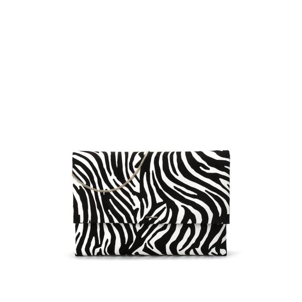 Eine Clutch mit Zebra-Muster und goldener Kette vor einem weißen Hintergrund.