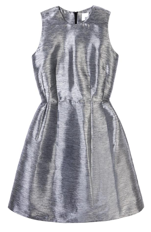 Ein ärmelloses, silberfarbenes Kleid mit A-Linien-Rock.