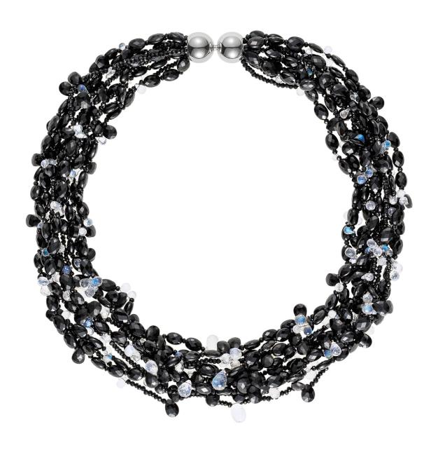 Eine mehrsträngige Halskette mit schwarzen und weißen Perlen und einem silberfarbenen Verschluss.