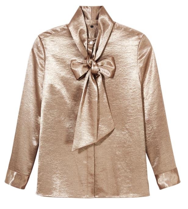 Eine goldfarbene Bluse mit langen Ärmeln und einer Schleife am Kragen.