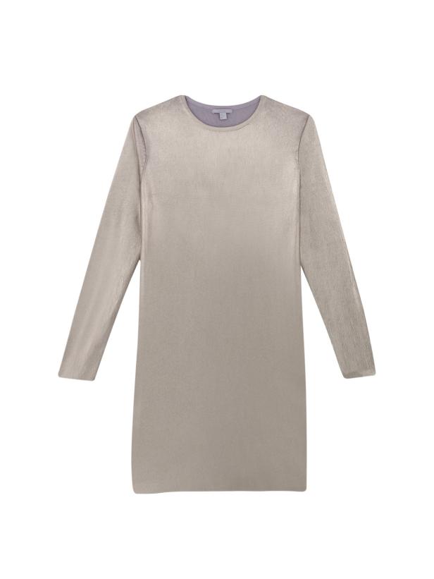 Ein beiges, langärmeliges Kleid vor einem weißen Hintergrund.