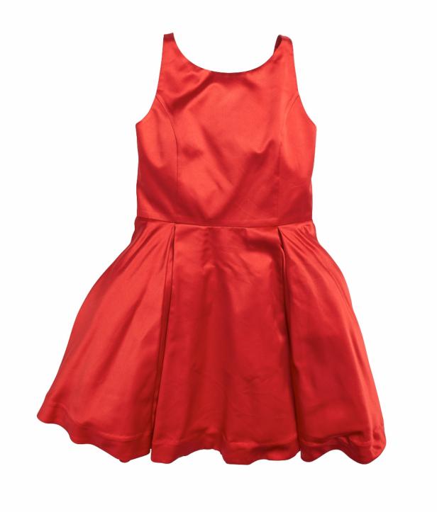 Ein ärmelloses, rotes Kleid mit einem ausgestellten Rock.