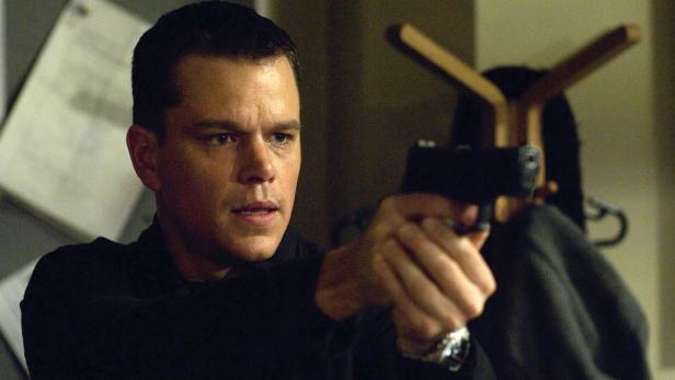 Matt Damon zielt mit einer Pistole.