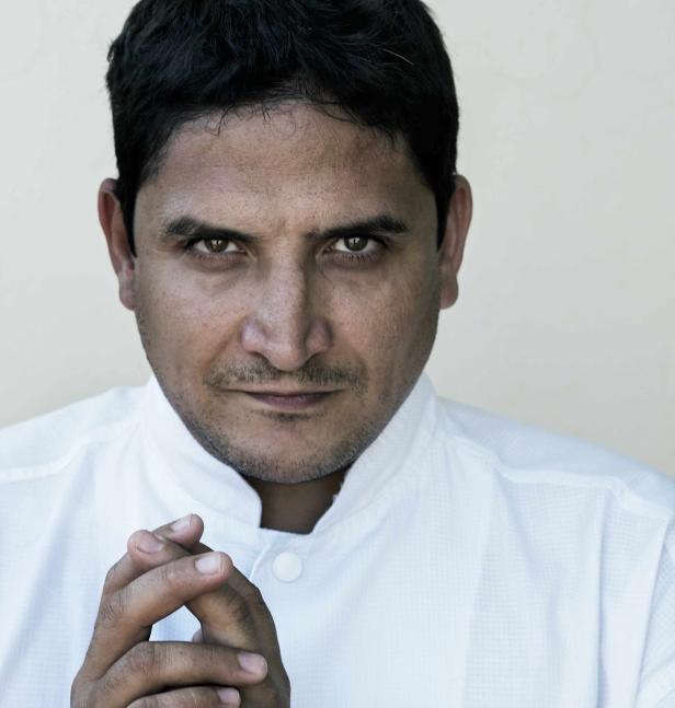 Ein Mann in Kochkleidung blickt ernst in die Kamera.