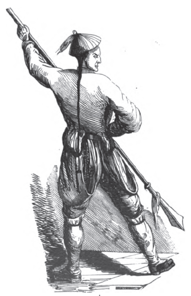 Ein Mann mit Hut und Zopf hält eine Stangenwaffe in der Hand.