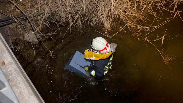 NIEDERÖSTERREICH: TRESOR SAMT INHALT AUS DEM WR.NE Niederösterreich: Tresor in Kanal stammt aus Apotheke