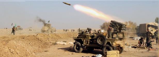 Ein mit Raketenwerfern ausgestatteter Jeep feuert eine Rakete in einer Wüstenlandschaft ab.