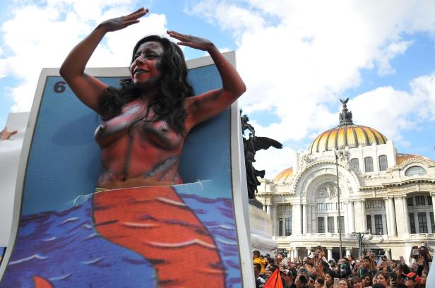 Eine Frau mit Körperbemalung posiert als Meerjungfrau vor dem Palacio de Bellas Artes in Mexiko-Stadt.