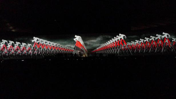 Eine Formation von Hämmern, die an die Bühnenshow von Pink Floyds „The Wall“ erinnert.