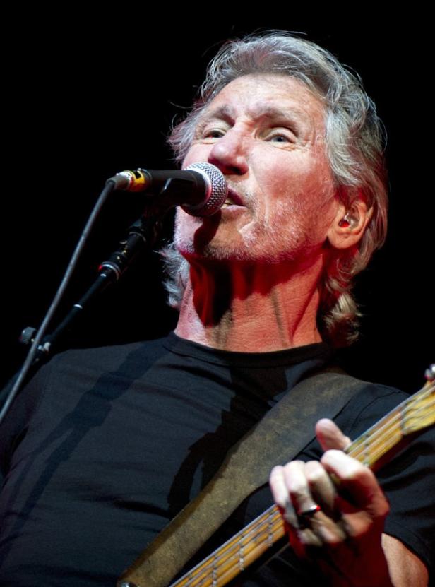 Roger Waters singt und spielt Bassgitarre auf der Bühne.