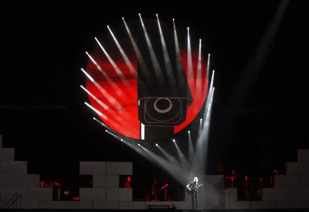 Roger Waters tritt während seiner „The Wall“-Tournee auf einer Bühne auf.
