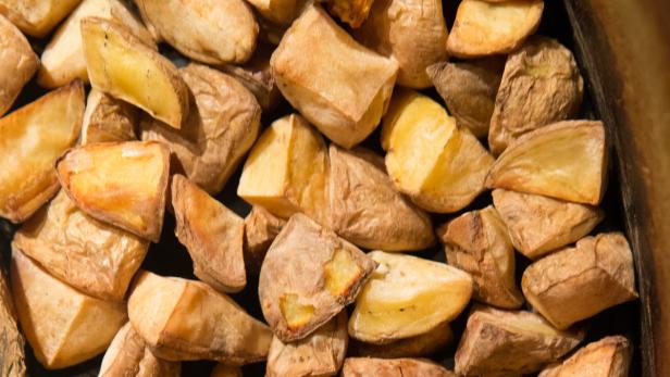 Nahaufnahme von gebratenen Kartoffelstücken.