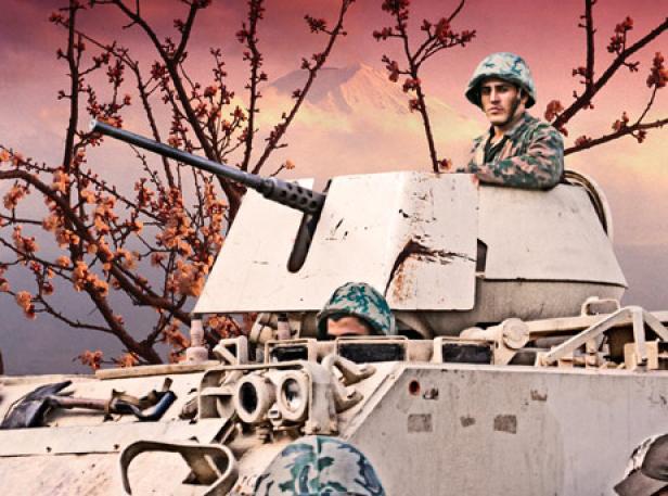 Soldaten in einem Panzer vor einer japanischen Landschaft mit blühenden Kirschbäumen und dem Berg Fuji.