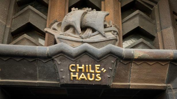 Detail des Chilehauses in Hamburg mit einer Skulptur eines Schiffes und dem Schriftzug „Chilehaus“.