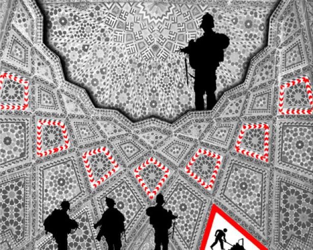 Silhouetten von Soldaten vor einem kunstvollen, orientalisch anmutenden Hintergrund mit Warnhinweisen.