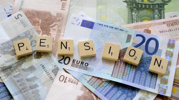 Euroscheine mit Holzbuchstaben, die das Wort „Pension“ bilden.