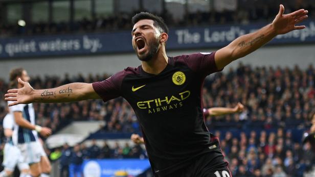 Sergio Agüero jubelt mit ausgestreckten Armen in seinem Manchester City Trikot.