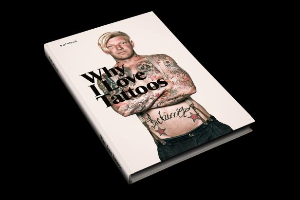 Das Buch „Why I Love Tattoos“ von Ralf Mitsch mit einem tätowierten Mann auf dem Cover.
