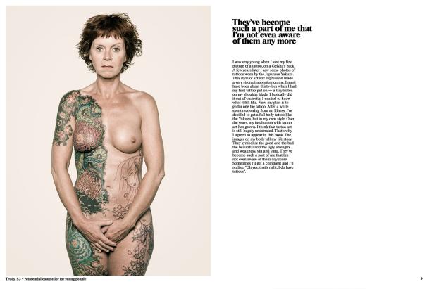 Die tätowierte Frau Trudy, 53, steht vor einem hellen Hintergrund.