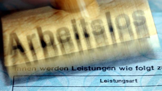 Ein Stempel mit dem Wort „Arbeitslos“ auf einem Formular mit der Aufschrift „Leistungsart“.