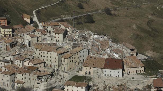 Ein Dorf, das durch ein Erdbeben teilweise zerstört wurde.