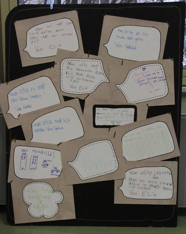 Eine Tafel mit Sprechblasen, auf denen Kinder Sicherheitsregeln notiert haben.