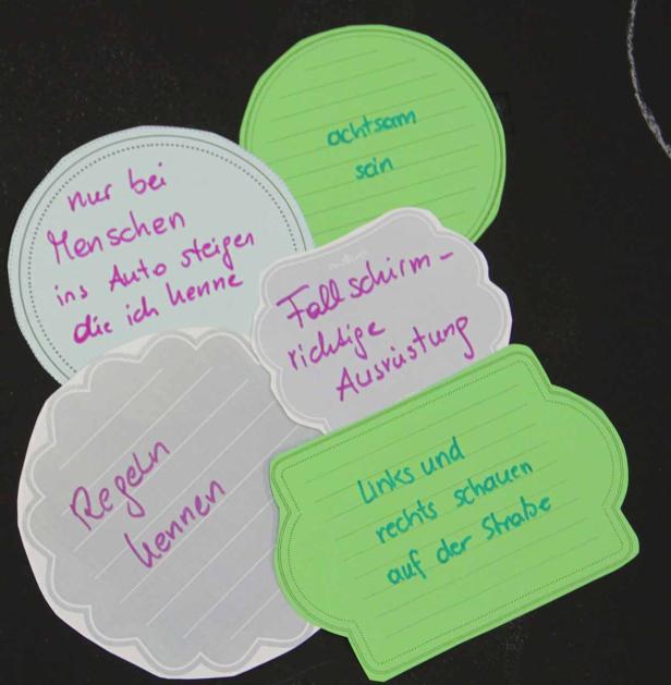 Mehrere Notizen mit handgeschriebenen Texten zu Achtsamkeit und Sicherheitshinweisen.