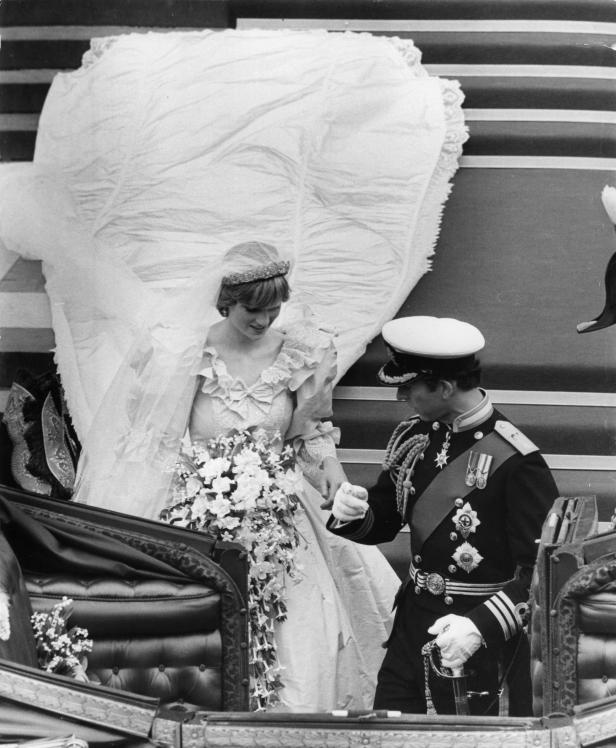 Prinz Charles und Prinzessin Diana verlassen ihre Hochzeitszeremonie in einer Kutsche.