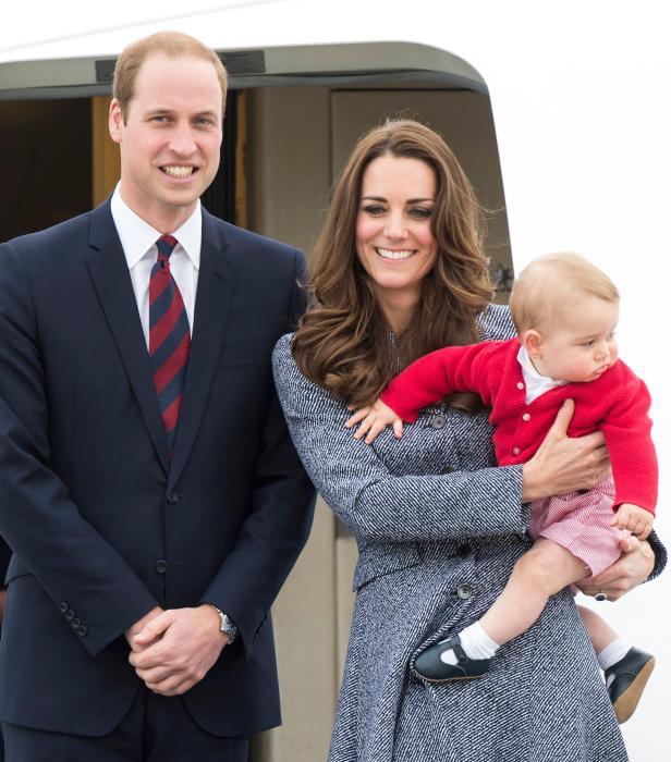 Prinz William, Kate Middleton und Prinz George verlassen ein Flugzeug.