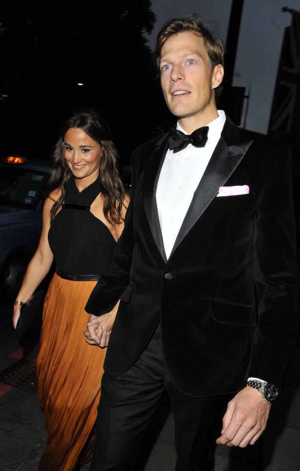 Pippa Middleton und James Matthews verlassen händchenhaltend eine Veranstaltung.