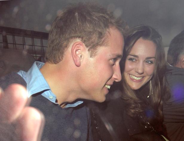 Prinz William und Kate Middleton lächeln in die Kamera.