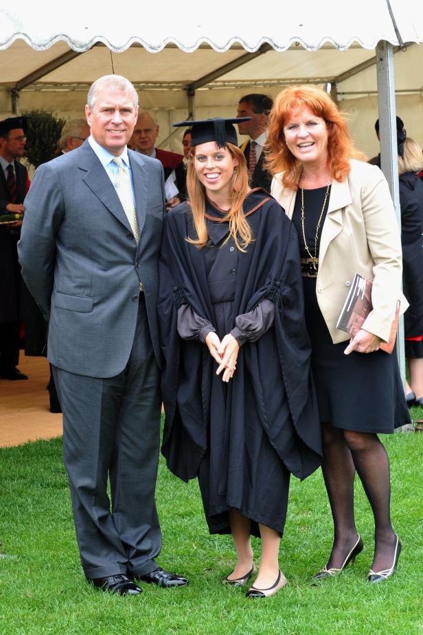 Prinz Andrew, Prinzessin Beatrice im Talar und Sarah Ferguson posieren für ein Foto.
