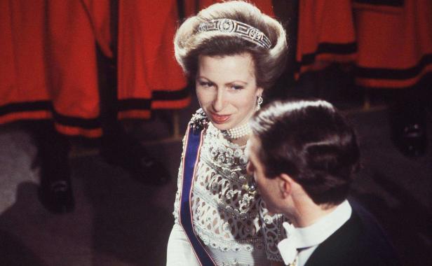 Prinzessin Anne mit Tiara und Schmuck bei einer formellen Veranstaltung.