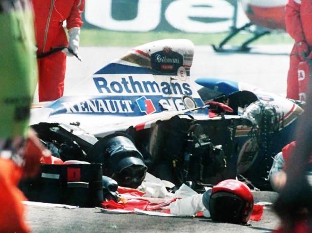 Ein beschädigter Williams-Renault Formel-1-Wagen nach einem Unfall.