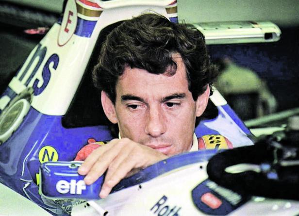 Ayrton Senna sitzt im Cockpit seines Formel-1-Wagens.