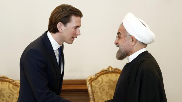 Sebastian Kurz und Hassan Rohani schütteln sich die Hände.