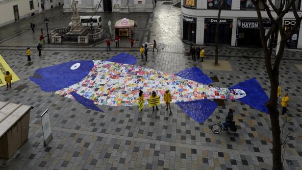 Greenpeace: Demonstration mit Plastiksackerl-Fisch