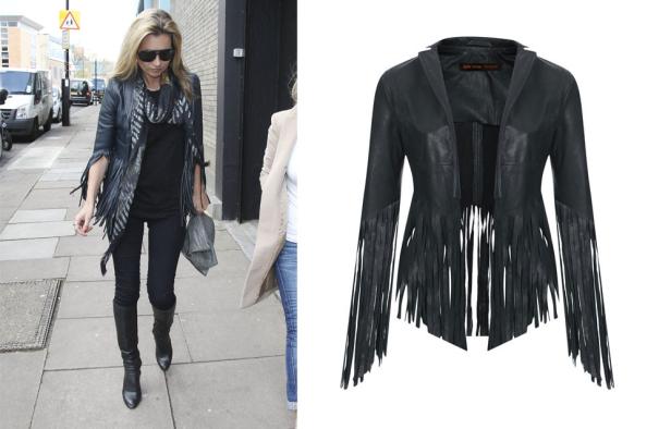 Kate Moss trägt eine schwarze Lederjacke mit Fransen auf dem Gehweg.