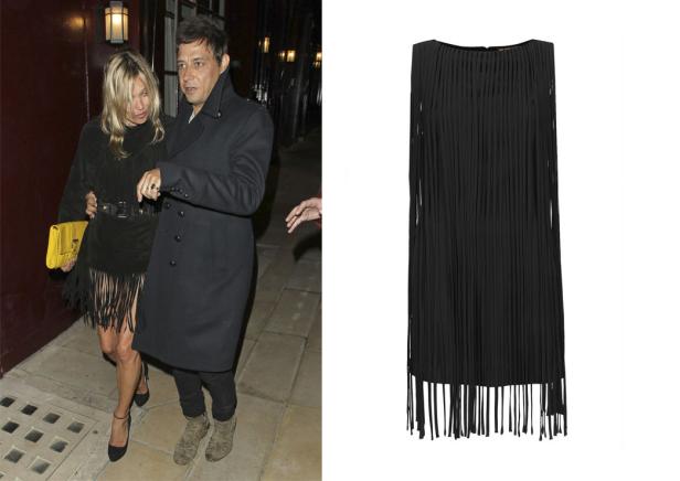 Kate Moss mit einem Mann in einem schwarzen Kleid mit Fransen und einer gelben Clutch.