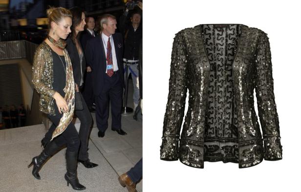 Kate Moss trägt eine paillettenbesetzte Jacke bei einer Veranstaltung.