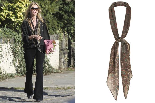 Kate Moss mit Schlaghose und Blumenstrauß, daneben ein gemusterter Schal.