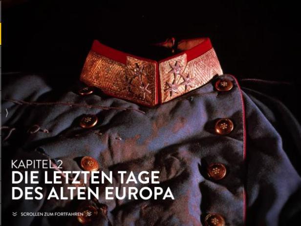 Eine alte Militäruniform mit goldenen Verzierungen und roten Akzenten.