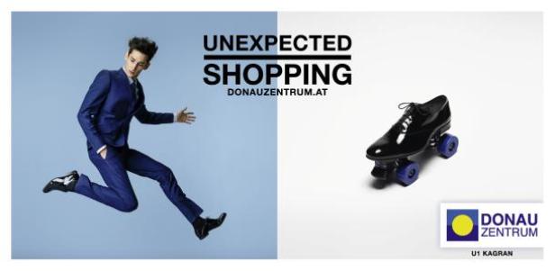 Ein Mann im Anzug springt, während ein Herrenschuh auf Rollen steht.